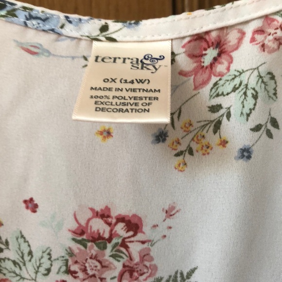 White Flower Blouse Tank. - Picture 3 of 4